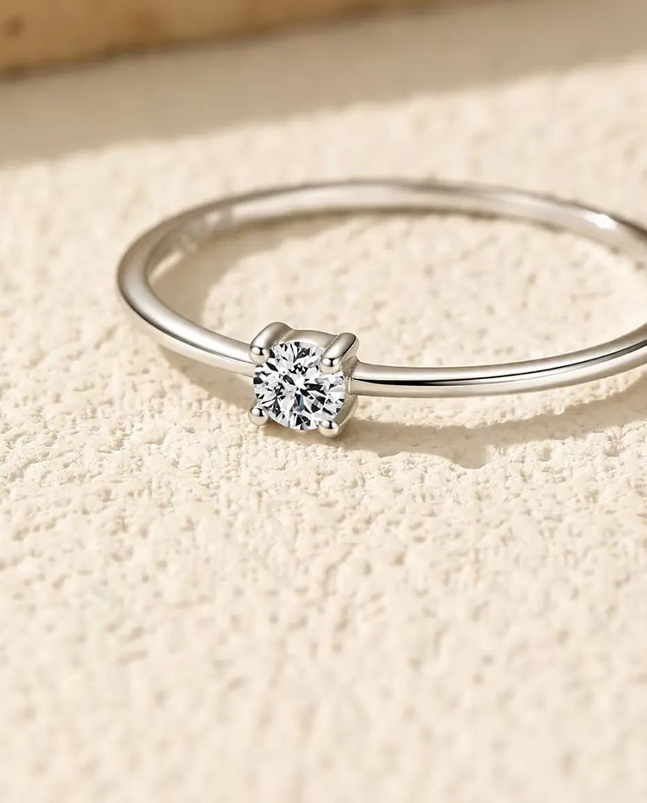 Anillo Solitario de Moissanita Fino en Plata 925 - primer plano de la moissanita en engaste de cuatro garras