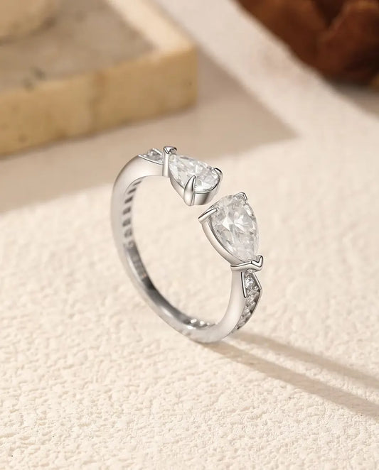 Anillo Toi et Moi de Moissanita en Plata 925 - de pie sobre una superficie clara con textura