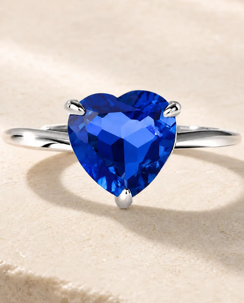 Anillo de zafiro talla corazón – solitario azul de laboratorio en aro fino ajustable de plata de ley 925