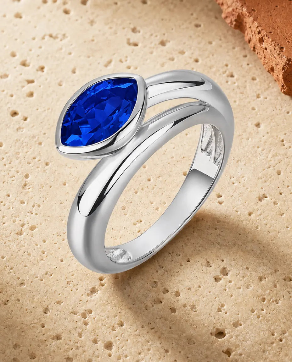 Anillo de zafiro azul creado en laboratorio – marquesa a bisel cruzada sobre aro ancho pulido, plata de ley 925