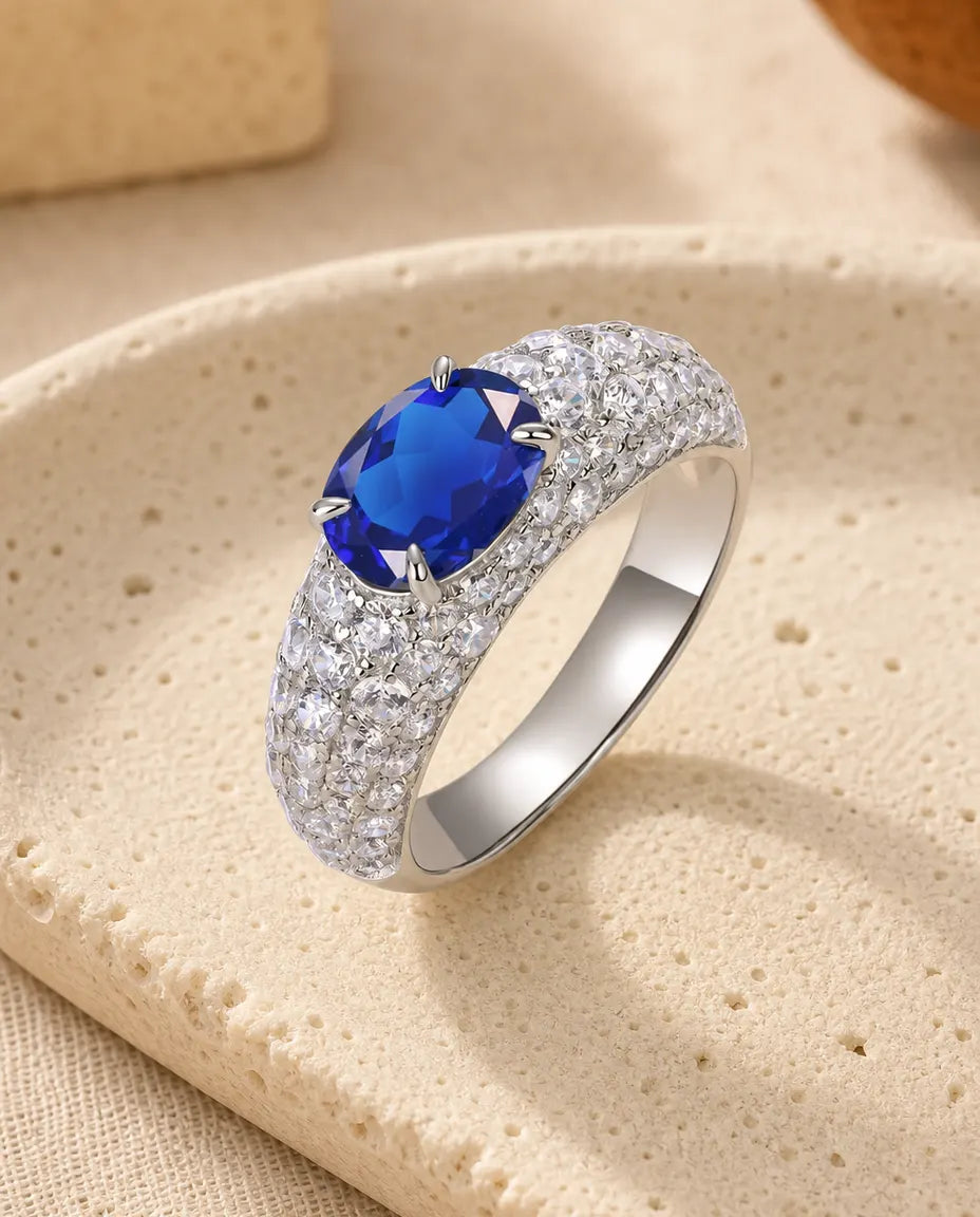 Anillo de zafiro azul – óvalo creado en laboratorio sobre aro pavé en plata de ley 925, piedra de septiembre