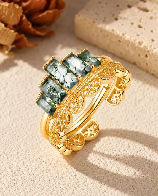 Juego de 2 Anillos Apilables de Ágata Musgosa en Plata 925 Chapada en Oro - los dos anillos apilados sobre una superficie clara con textura