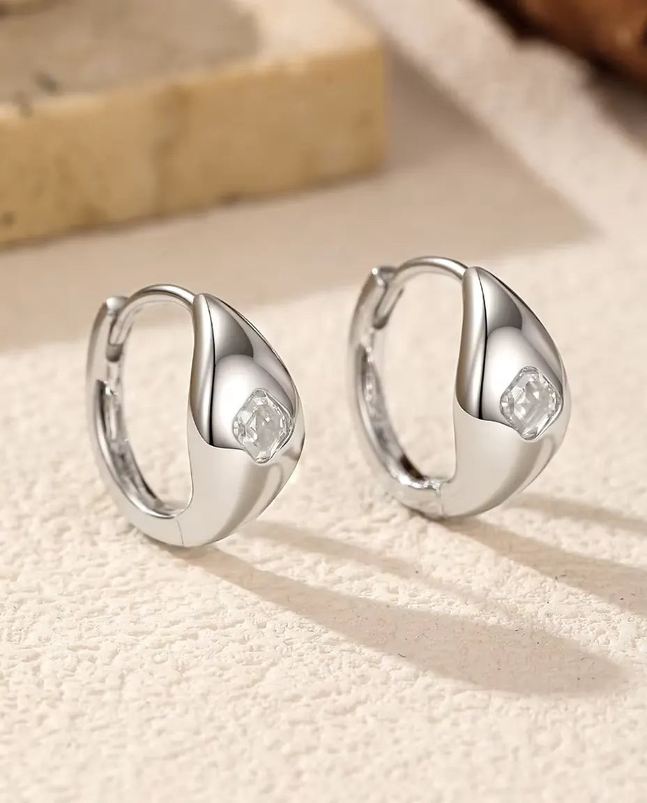 Pendientes de Aro Huggie de Moissanita Talla Asscher en Plata 925 - primer plano de la moissanita talla Asscher en la cúpula pulida