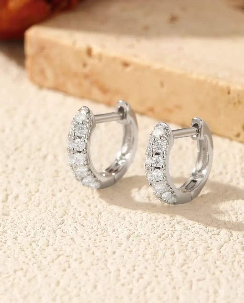 Aros Huggie de Moissanita para Mujer - 11 mm con pavé de 26 piedras de color D y pureza VVS, plata de ley 925