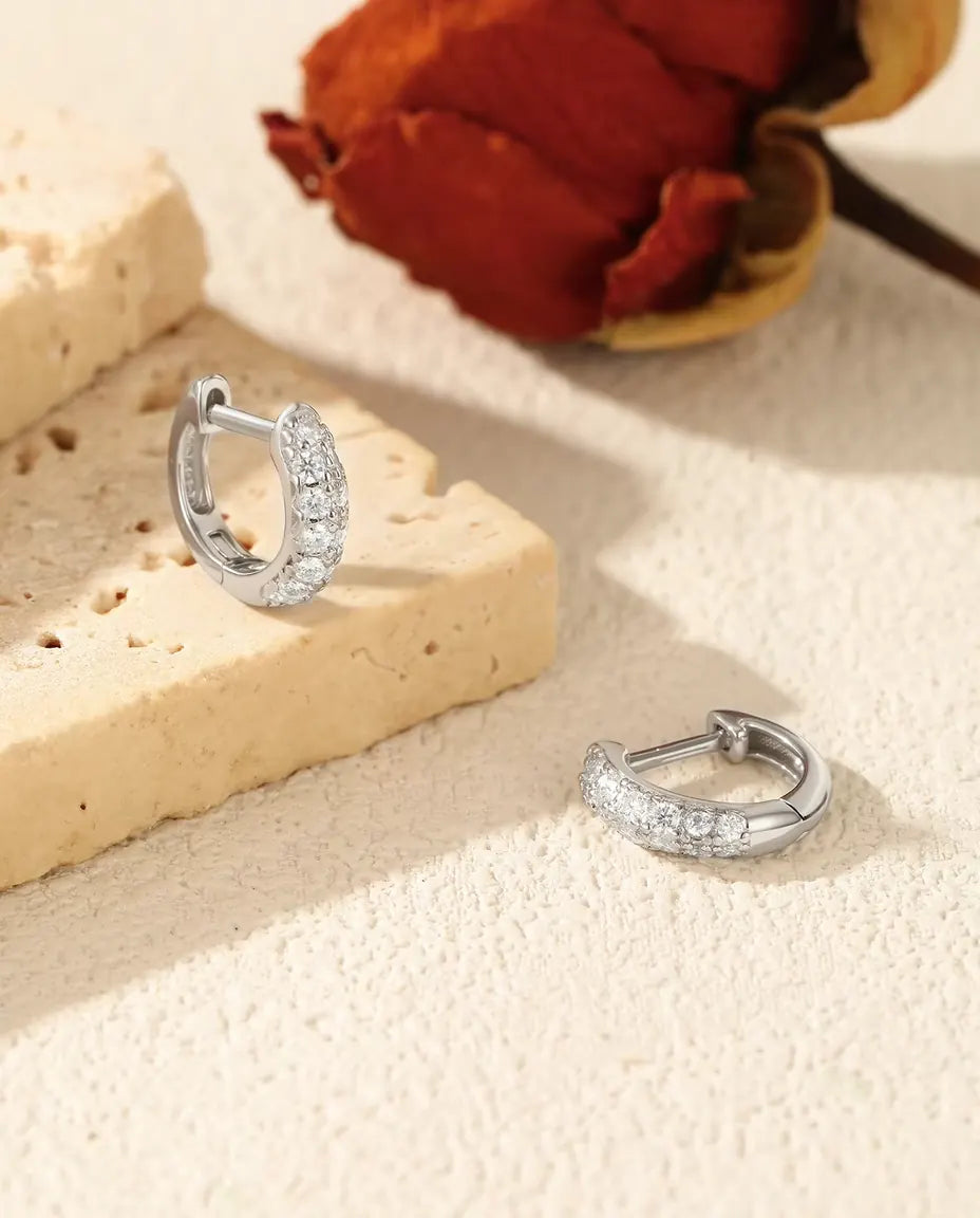 Aros Huggie de Moissanita para Mujer - 11 mm con pavé de 26 piedras de color D y pureza VVS, plata de ley 925