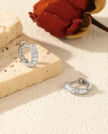 Aros Huggie de Moissanita para Mujer - 11 mm con pavé de 26 piedras de color D y pureza VVS, plata de ley 925