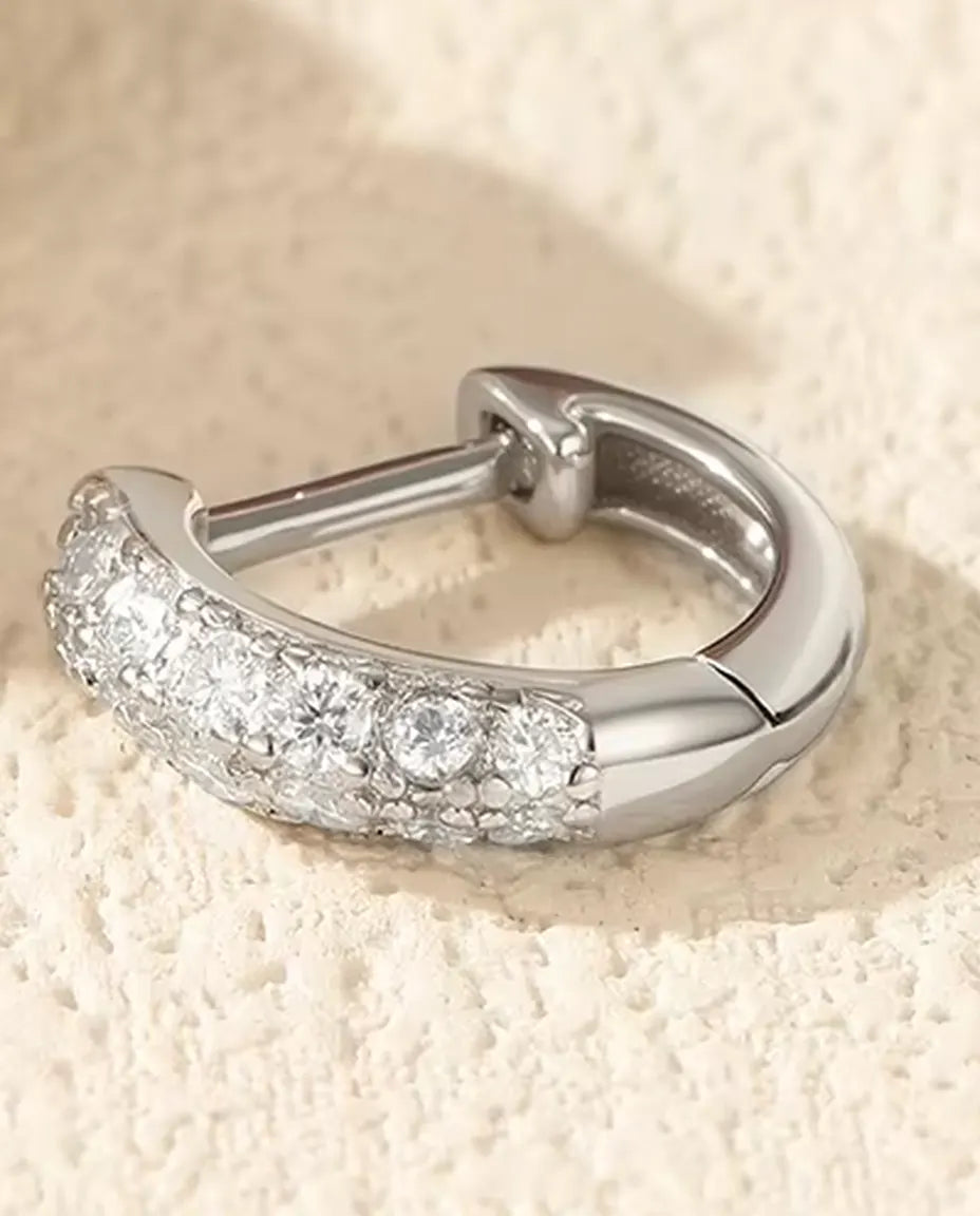 Aros Huggie de Moissanita para Mujer - 11 mm con pavé de 26 piedras de color D y pureza VVS, plata de ley 925