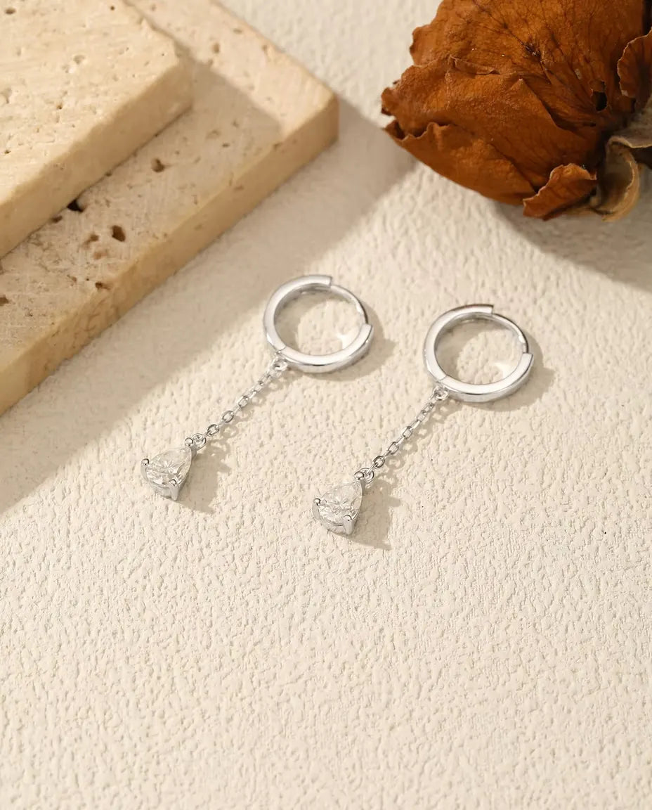 Aros de Moissanita con gota – 0,5 ct color D de 4 x 6 mm en cadena fina, en plata de ley 925, 32 mm