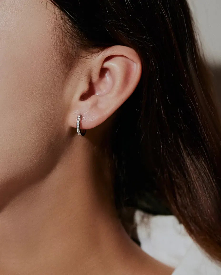 Pendientes de Aro de Moissanita en Plata 925 - llevados en la oreja de una modelo, de perfil