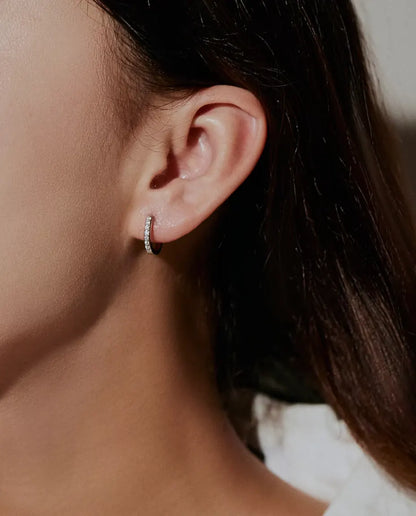 Pendientes de Aro de Moissanita en Plata 925 - llevados en la oreja de una modelo, de perfil