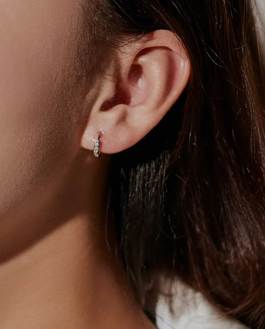 Pendientes de Aro de Moissanita en Plata 925 - llevados en la oreja de una modelo, primer plano