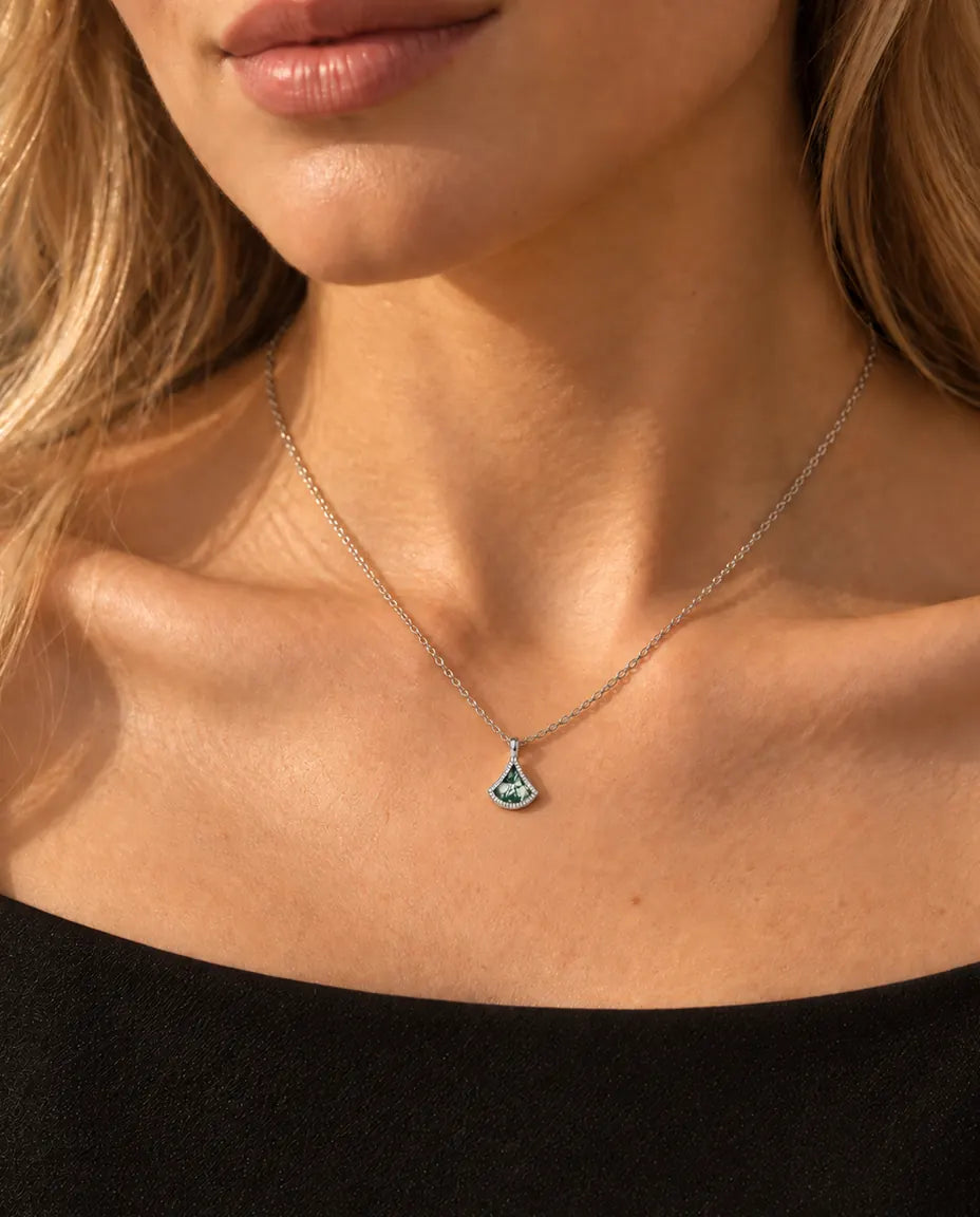 Collar de Ágata Musgosa en Forma de Abanico en Plata 925 - llevado por una modelo, primer plano en la clavícula