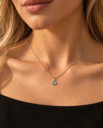 Collar de Ágata Musgosa en Forma de Abanico en Plata 925 - llevado por una modelo, primer plano en la clavícula