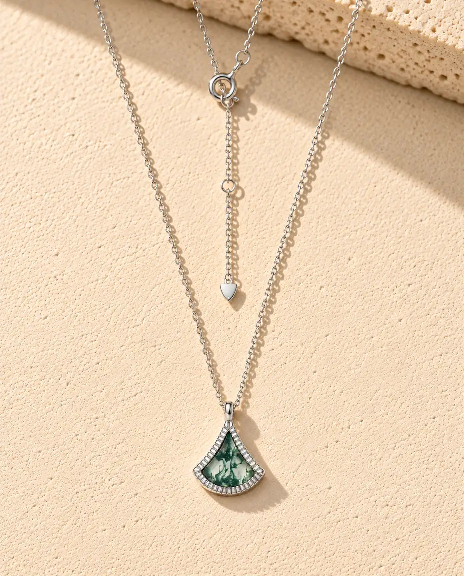 Collar de Ágata Musgosa en Forma de Abanico en Plata 925 - el collar completo con su cierre y alargador