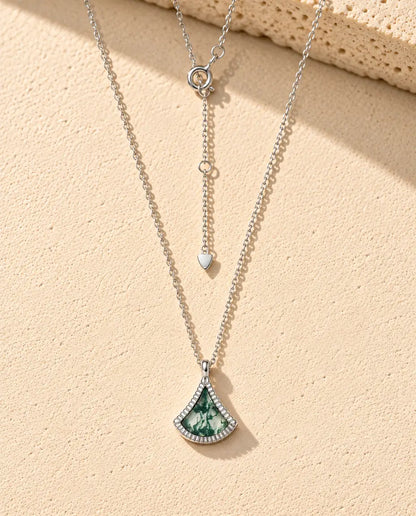 Collar de Ágata Musgosa en Forma de Abanico en Plata 925 - el collar completo con su cierre y alargador