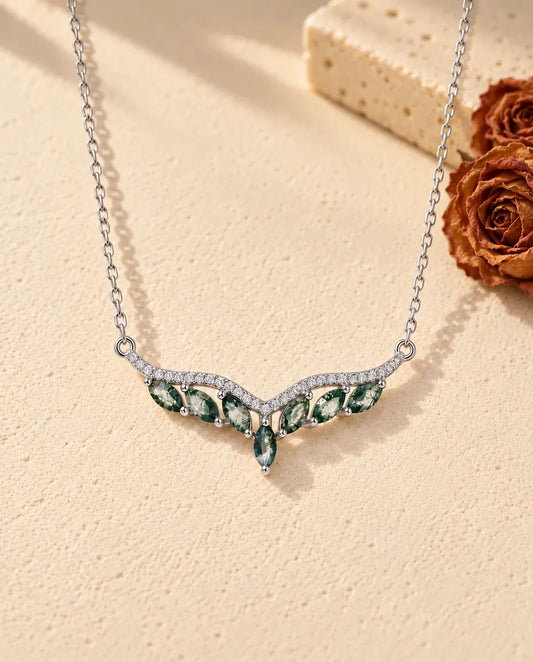 Collar de Ágata Musgosa en Plata 925 - sobre una superficie clara con textura junto a un bloque de travertino