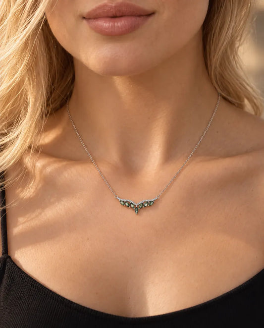 Collar de Ágata Musgosa en Plata 925 - llevado por una modelo, primer plano en la clavícula
