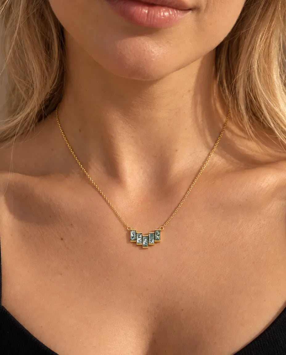 Collar de Ágata Musgosa en Plata 925 Chapada en Oro - llevado por una modelo, primer plano en la clavícula