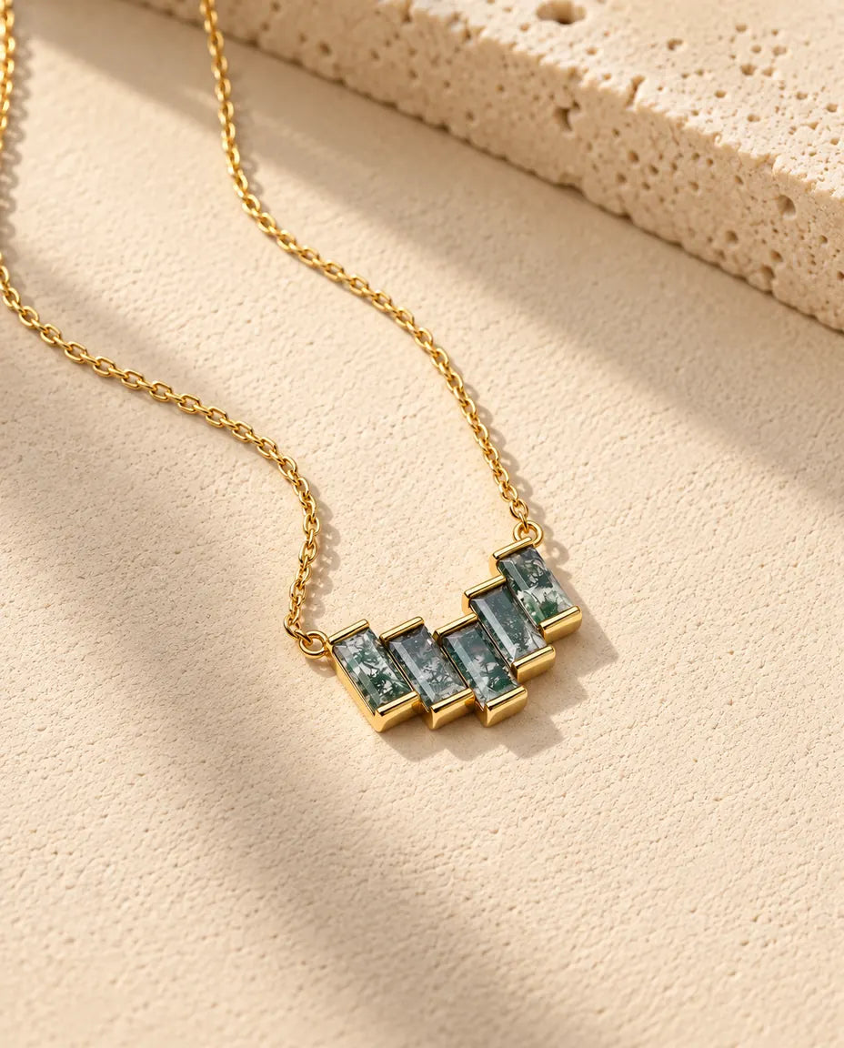 Collar de Ágata Musgosa en Plata 925 Chapada en Oro - visto en ángulo sobre una superficie clara con textura