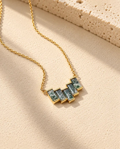 Collar de Ágata Musgosa en Plata 925 Chapada en Oro - visto en ángulo sobre una superficie clara con textura