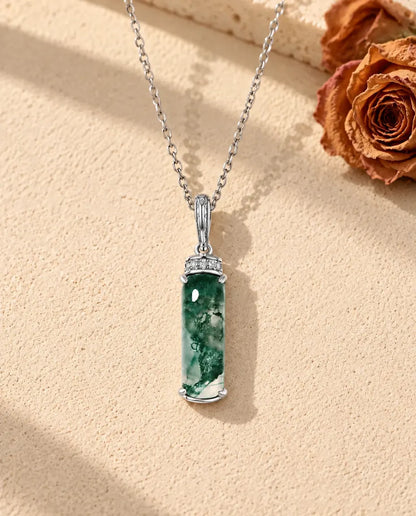 Collar de Ágata Musgosa Barra Larga en Plata 925 - sobre una superficie clara con textura junto a un bloque de travertino