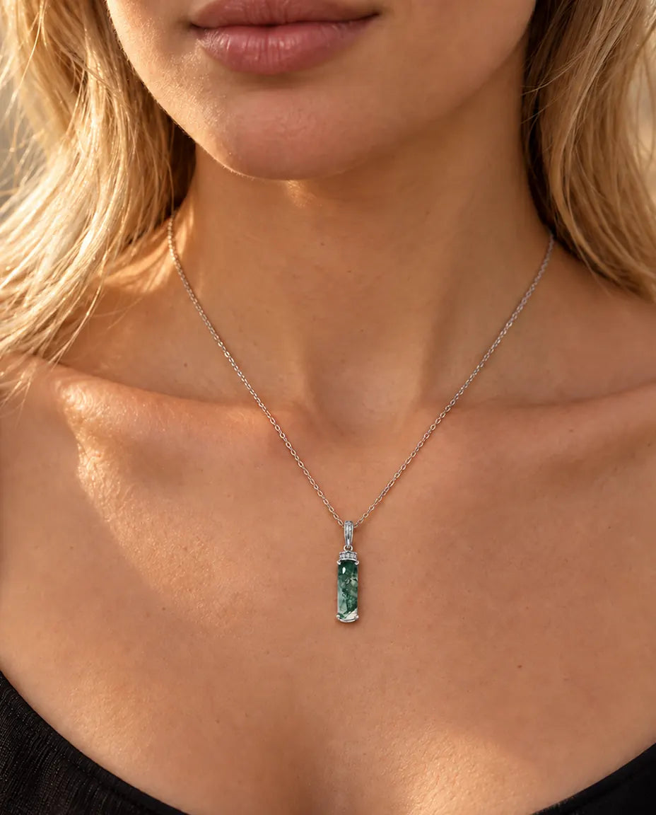 Collar de Ágata Musgosa Barra Larga en Plata 925 - llevado por una modelo, primer plano en la clavícula