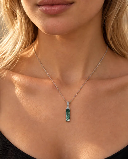 Collar de Ágata Musgosa Barra Larga en Plata 925 - llevado por una modelo, primer plano en la clavícula