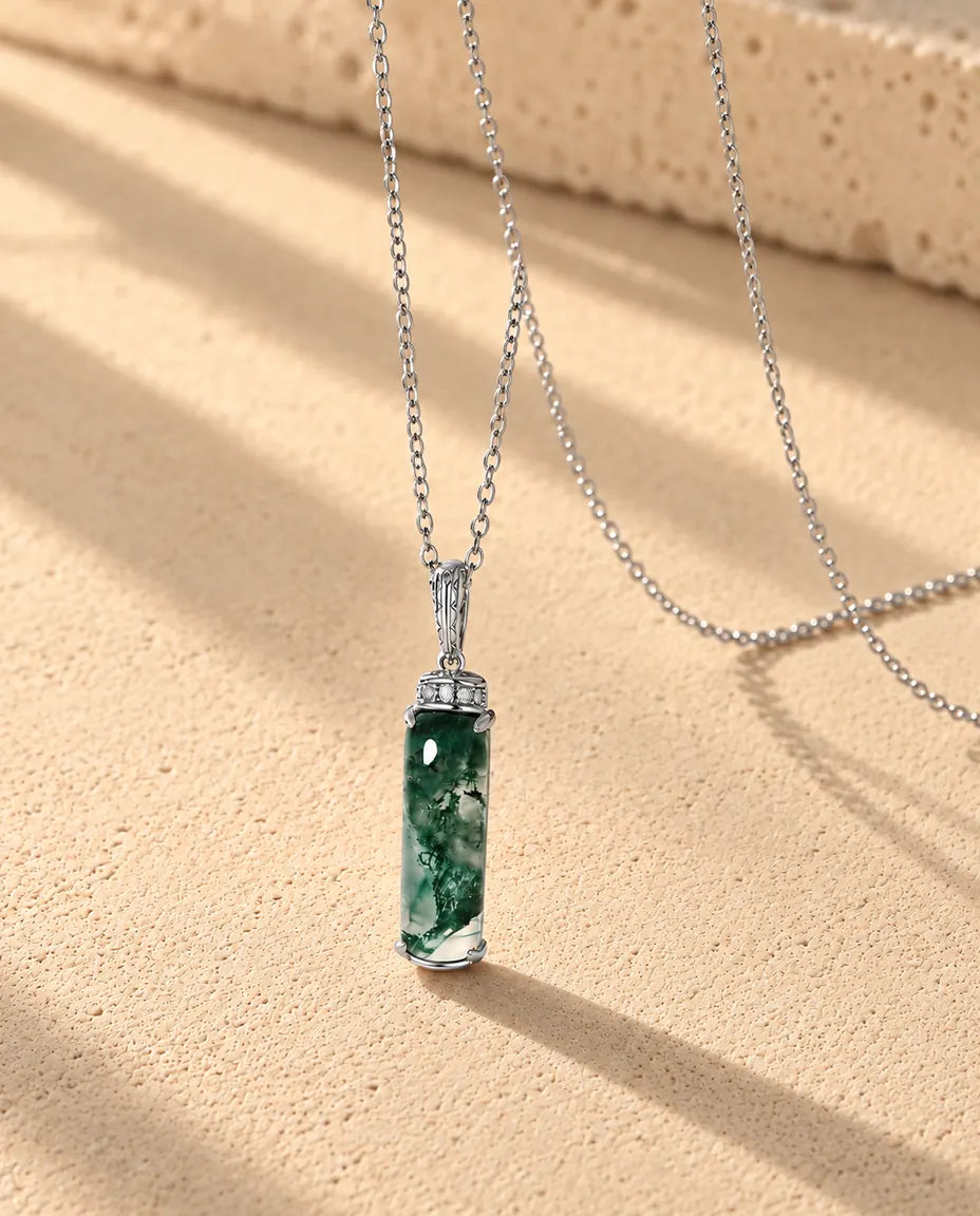 Collar de Ágata Musgosa Barra Larga en Plata 925 - visto en ángulo sobre una superficie clara con textura