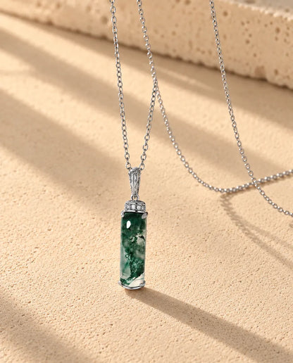 Collar de Ágata Musgosa Barra Larga en Plata 925 - visto en ángulo sobre una superficie clara con textura