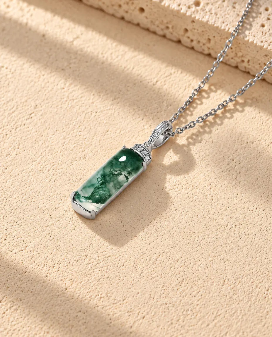 Collar de Ágata Musgosa Barra Larga en Plata 925 - tumbado sobre una superficie clara con textura