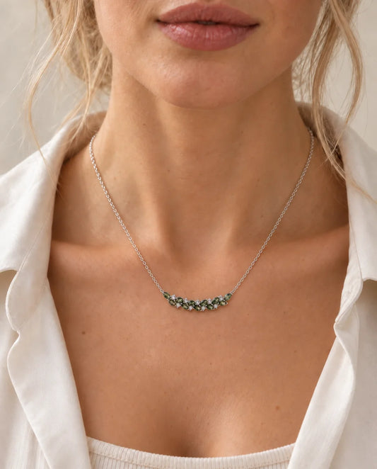 Collar de ágata musgosa - llevado por una modelo