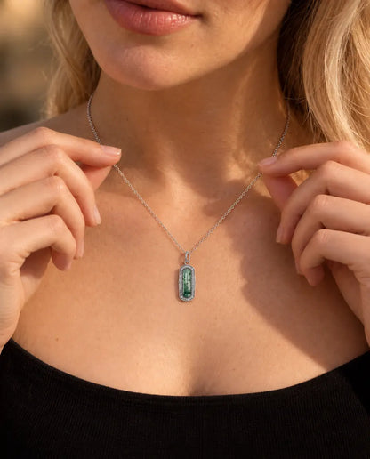 Collar de Ágata Musgosa Cápsula en Plata 925 - llevado por una modelo que sujeta la cadena con la punta de los dedos