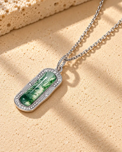 Collar de Ágata Musgosa Cápsula en Plata 925 - tumbado sobre una superficie clara con textura