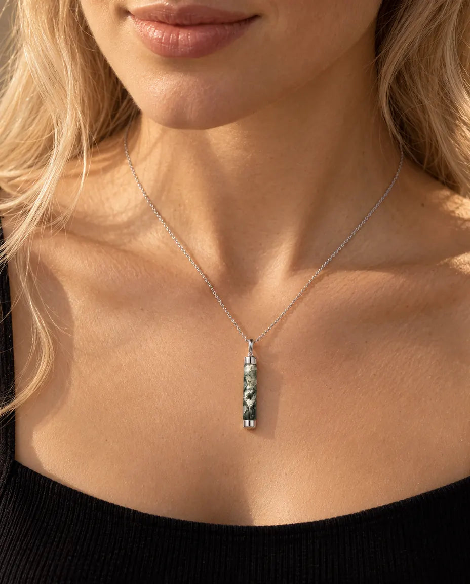 Collar de Ágata Musgosa Cilindro Largo en Plata 925 - llevado por una modelo, primer plano en la clavícula