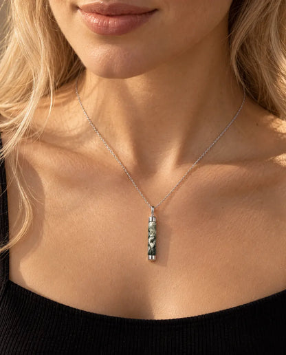 Collar de Ágata Musgosa Cilindro Largo en Plata 925 - llevado por una modelo, primer plano en la clavícula