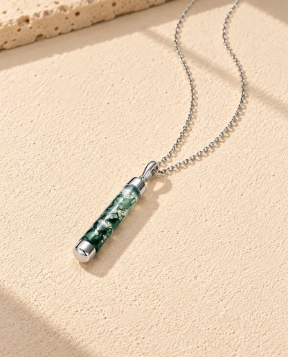 Collar de Ágata Musgosa Cilindro Largo en Plata 925 - visto en ángulo sobre una superficie clara con textura