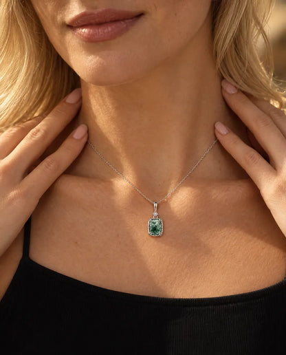 Collar con Colgante de Ágata Musgosa en Plata 925 - llevado por una modelo con la mano en el cuello