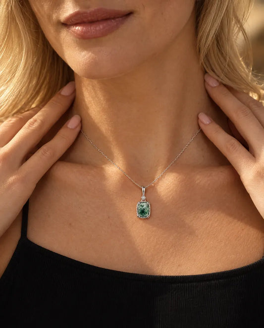 Collar con Colgante de Ágata Musgosa en Plata 925 - llevado por una modelo con la mano en el cuello