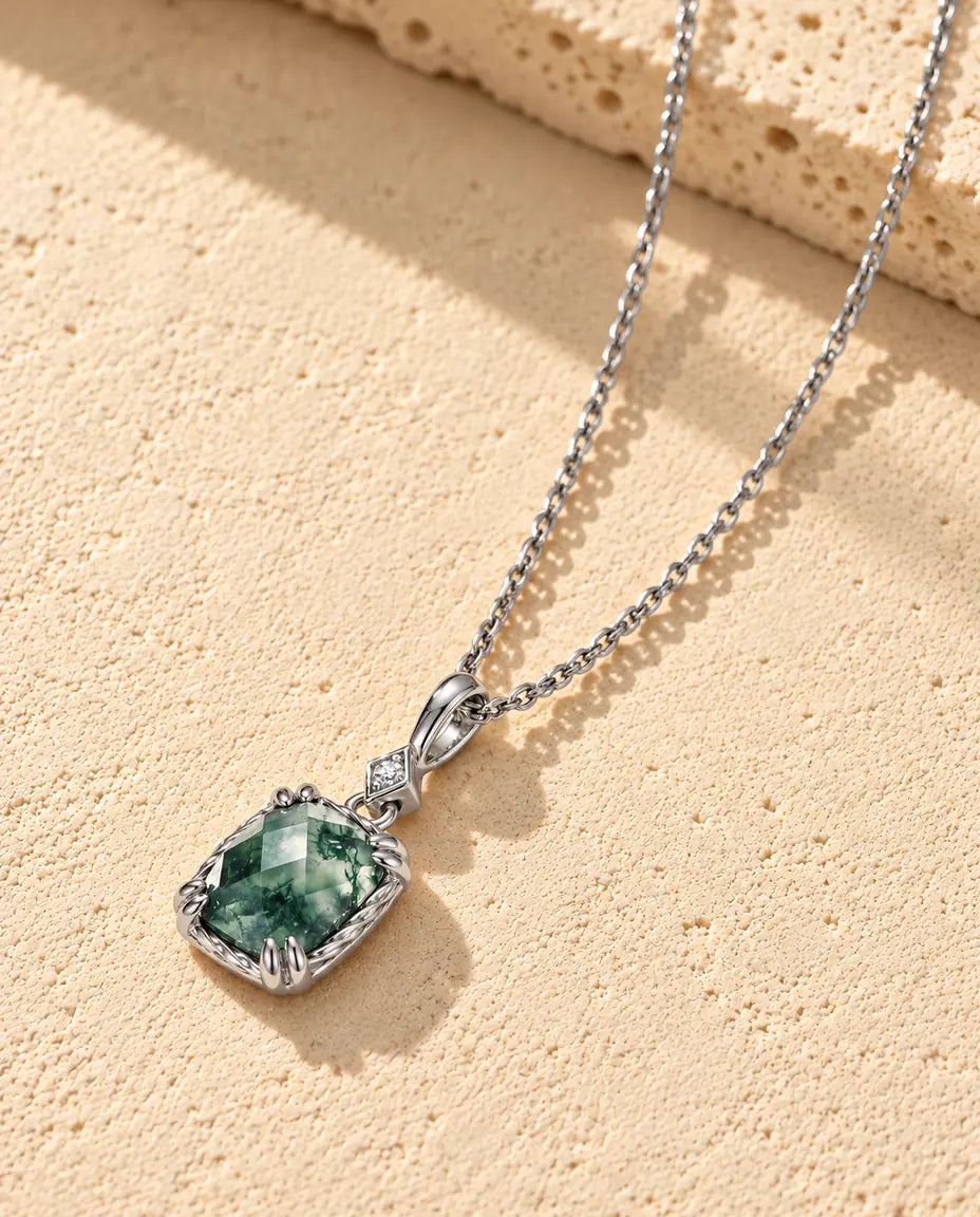 Collar con Colgante de Ágata Musgosa en Plata 925 - visto en ángulo sobre una superficie clara con textura