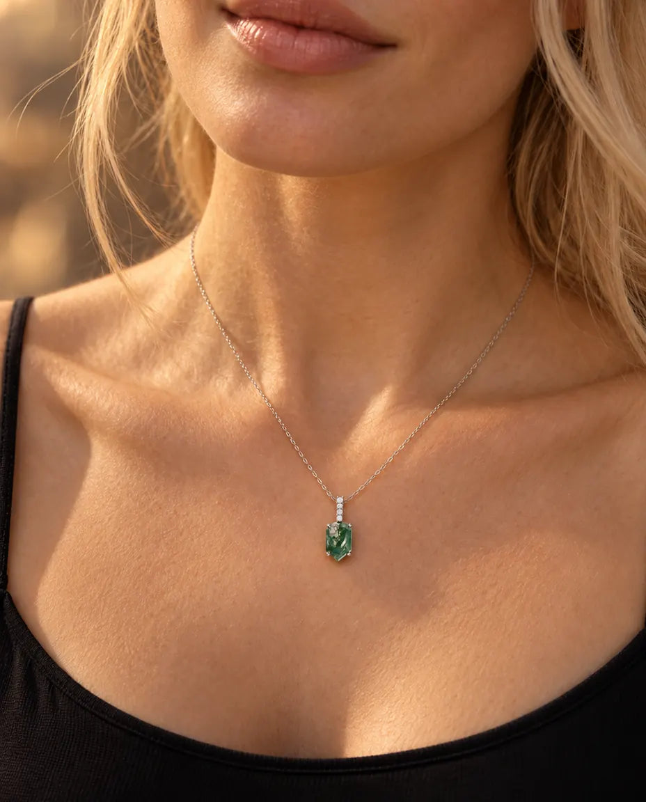 Collar de Ágata Musgosa con Colgante Escudo en Plata 925 - llevado por una modelo, primer plano en la clavícula