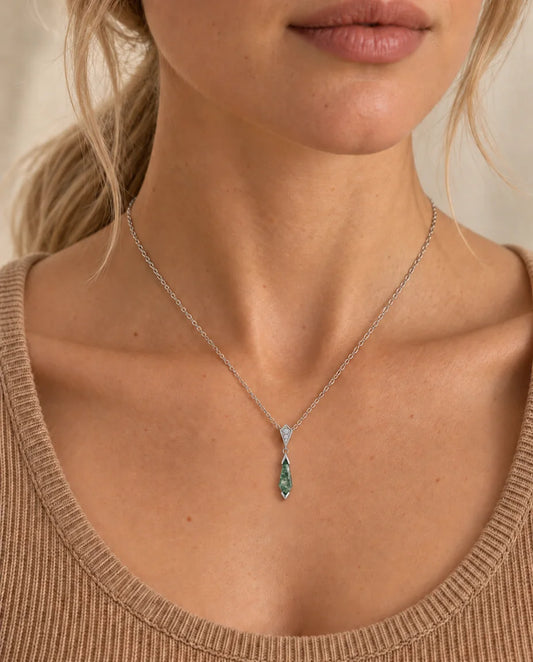 Collar de ágata musgosa - llevado por una modelo