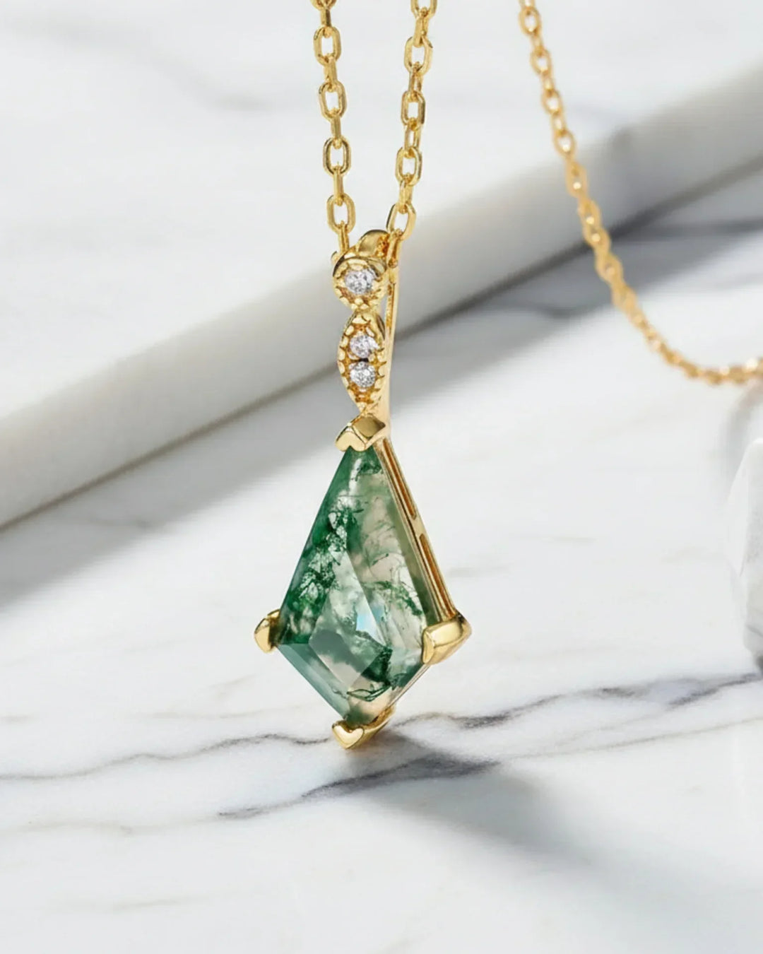 Collar de ágata musgosa – talla cometa con baño de oro 10K sobre plata de ley 925, circonitas en el enganche