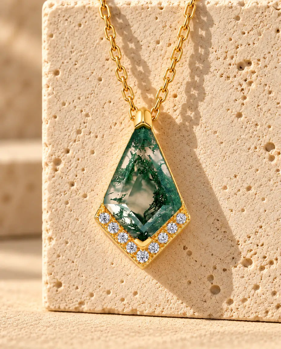 Collar de Ágata Musgosa en Plata 925 Chapada en Oro - colgado sobre un bloque de travertino