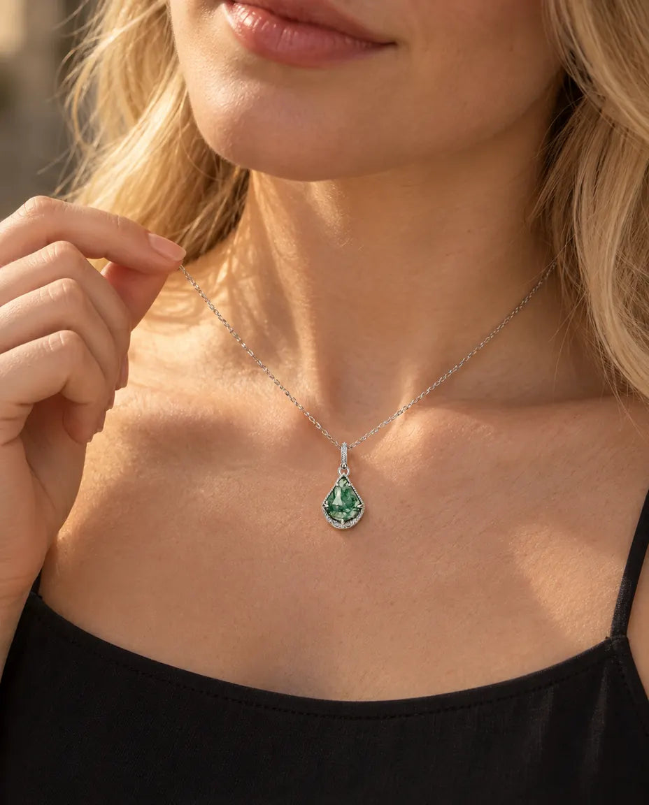 Collar de Ágata Musgosa Escudo en Plata 925 - llevado por una modelo que sujeta la cadena con la punta de los dedos