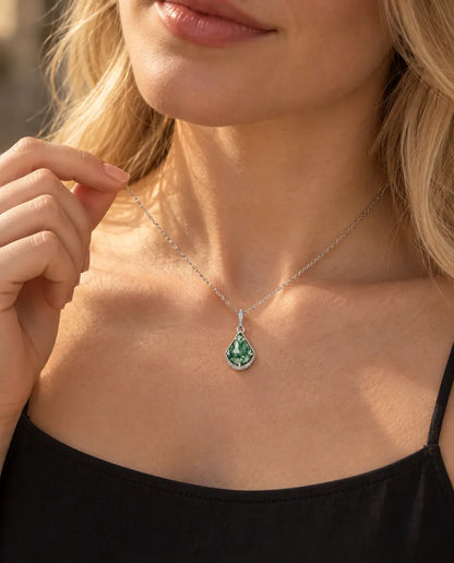 Collar de Ágata Musgosa Escudo en Plata 925 - llevado por una modelo que sujeta la cadena con la punta de los dedos
