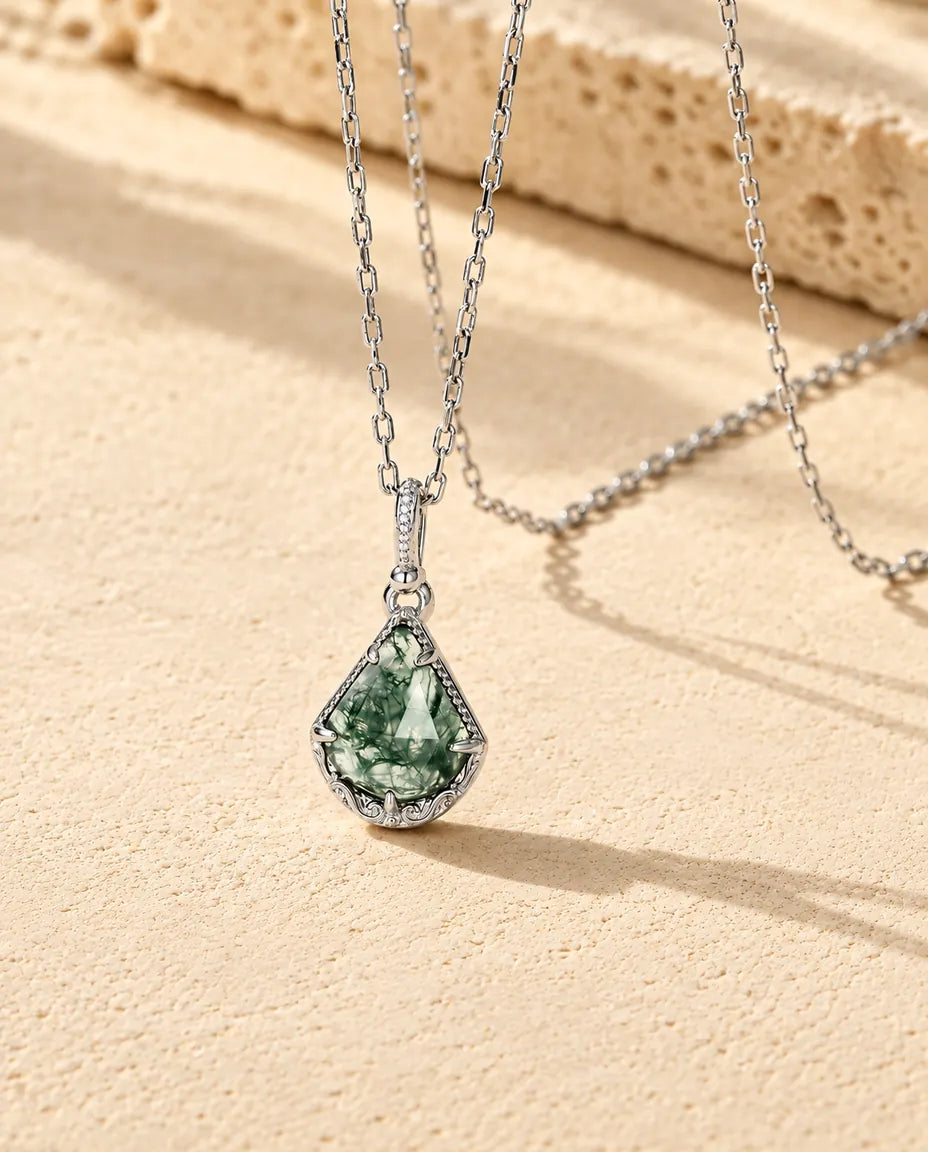Collar de Ágata Musgosa Escudo en Plata 925 - visto en ángulo sobre una superficie clara con textura
