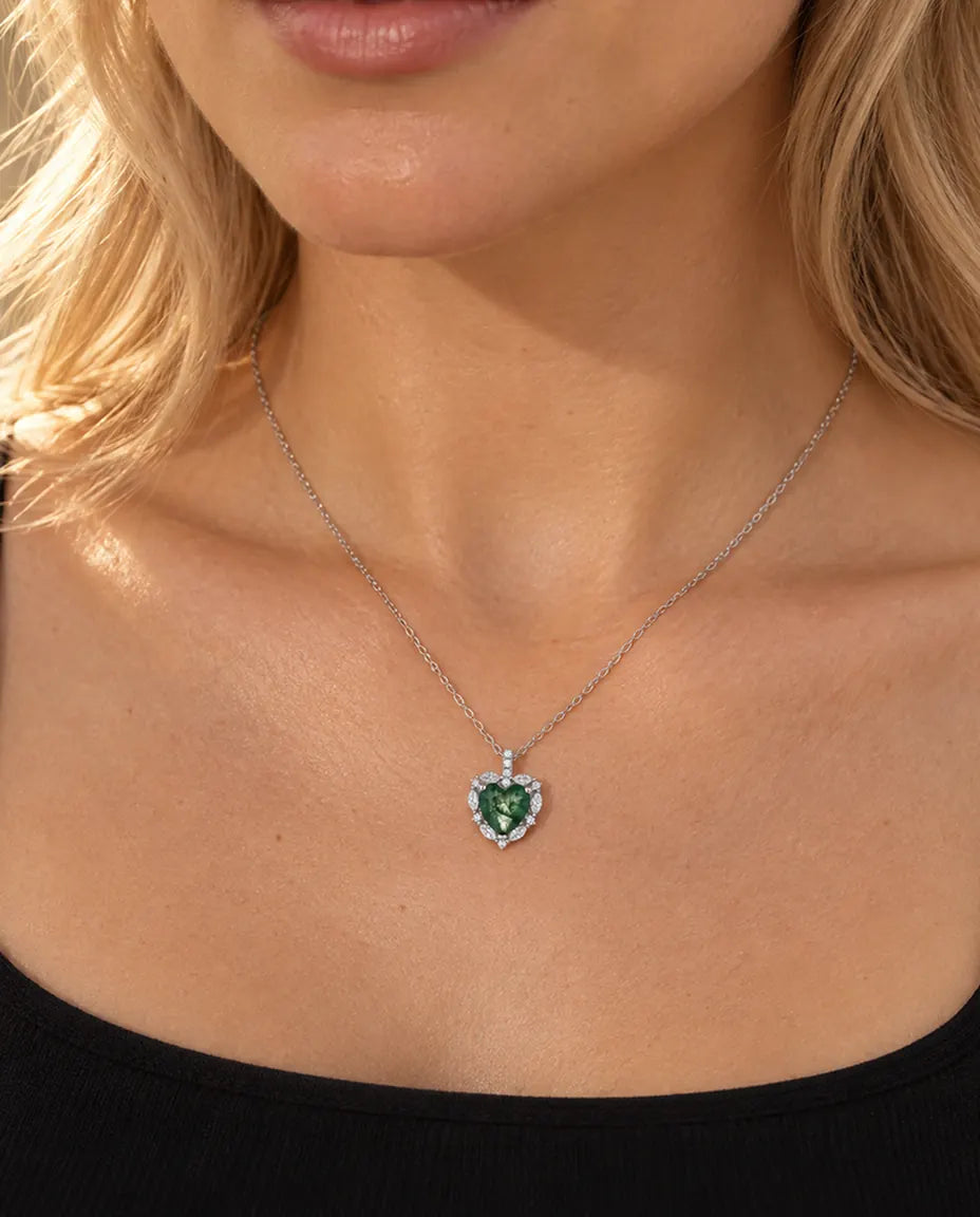 Collar de Ágata Musgosa Corazón con Halo en Plata 925 - llevado por una modelo, primer plano en la clavícula