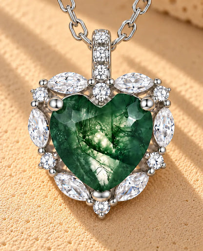 Collar de Ágata Musgosa Corazón con Halo en Plata 925 - primer plano del ágata musgosa y su engaste