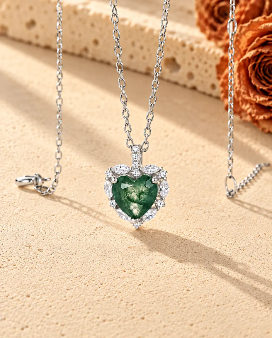 Collar de Ágata Musgosa Corazón con Halo en Plata 925 - visto en ángulo sobre una superficie clara con textura