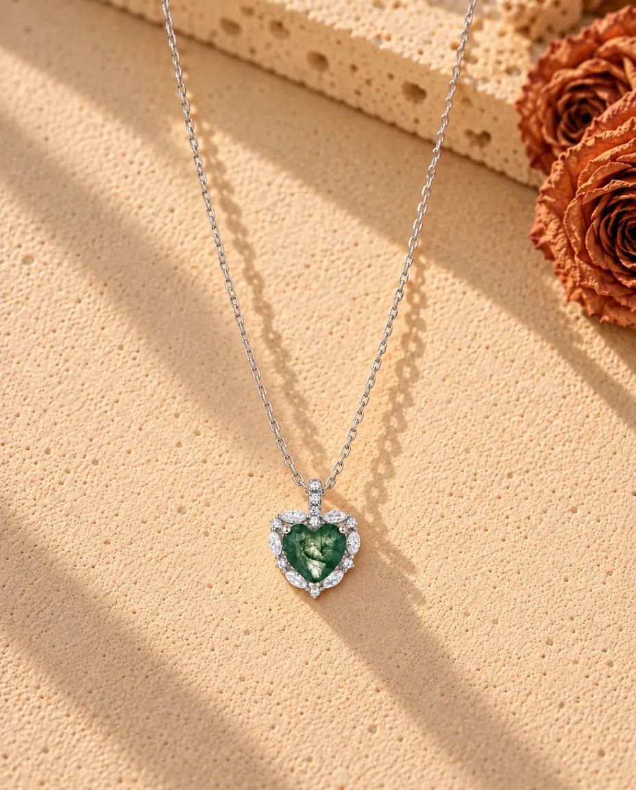 Collar de Ágata Musgosa Corazón con Halo en Plata 925 - el collar completo extendido en una larga V sobre una superficie clara con textura